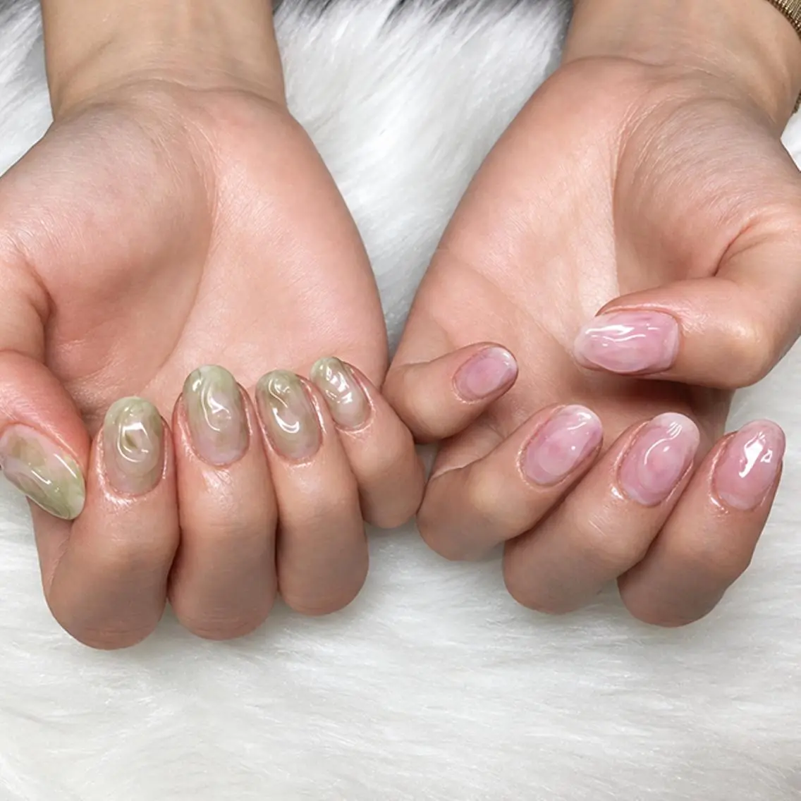 ネイル グリーン ニュアンスネイル ピンク ハンドネイル K. Airiのネイルデザイン