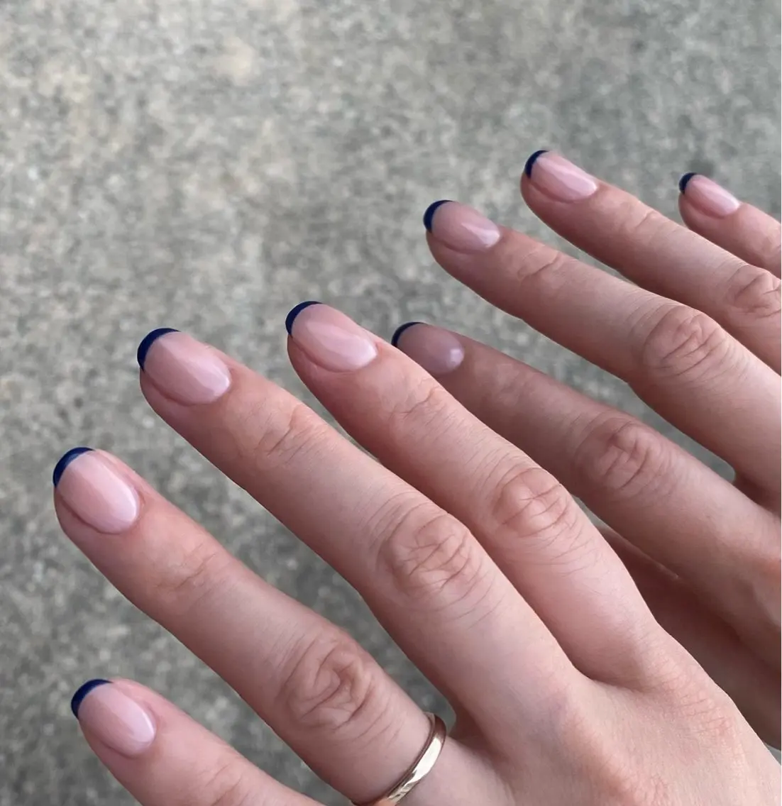 ハンドネイル フレンチ(ベースカラーあり)の写真