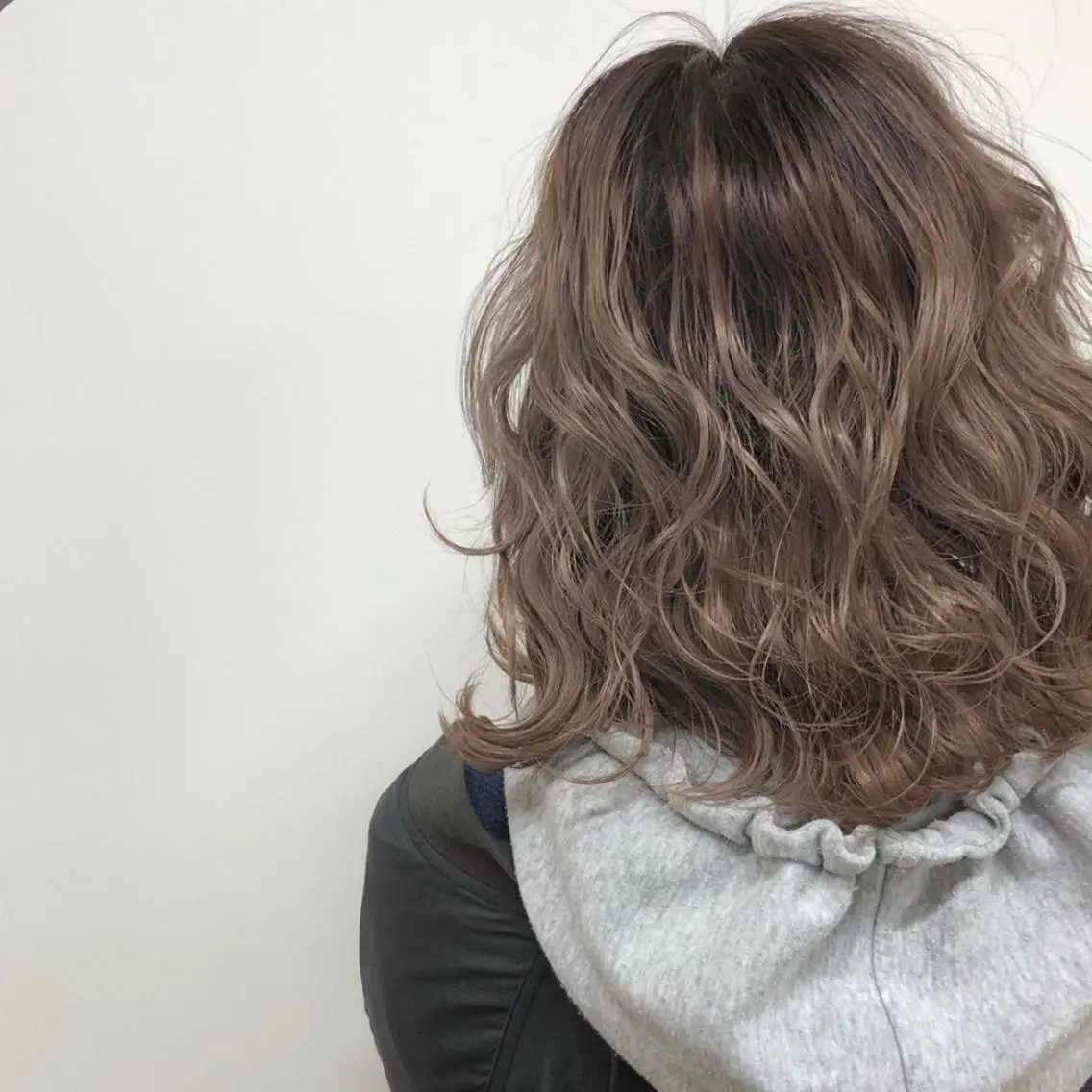 ミディアム カラー 透明感ハイトーン🦄 キラ🌈のヘアスタイル