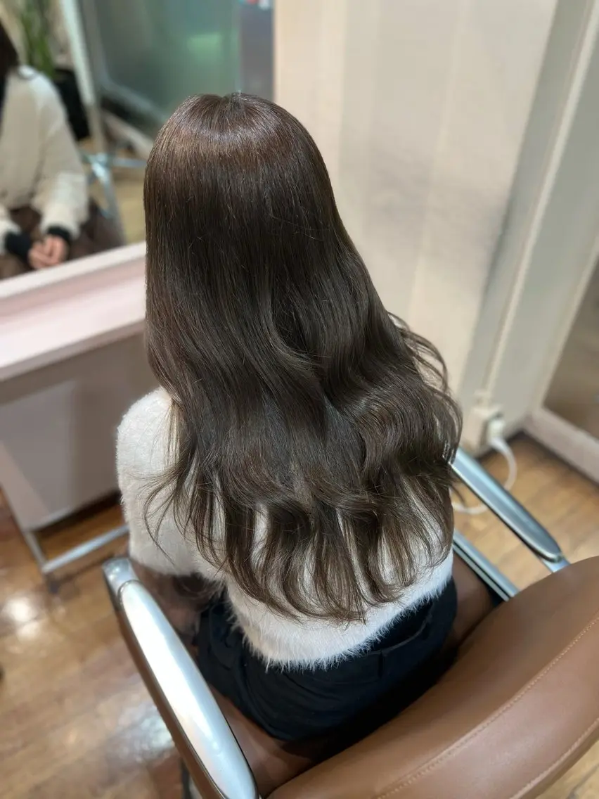 ロング カラー ベージュカラー オリーブベージュ 'AXIS 栄 Konomiのヘアスタイル