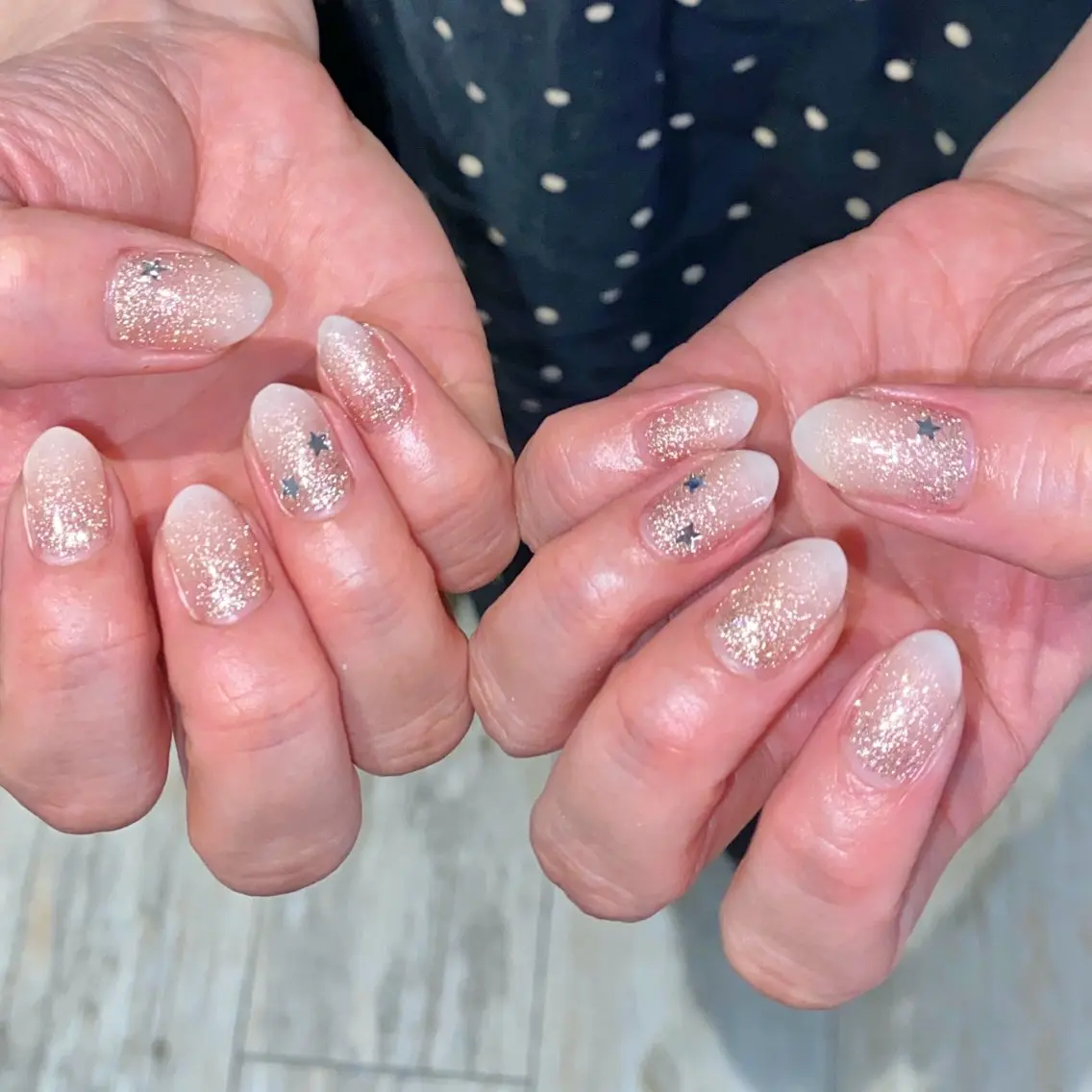 ネイル フラッシュネイル グラデーション ラメ(グリッター) オフィスネイル シンプルネイル Loca.nails Kasumiのネイルデザイン