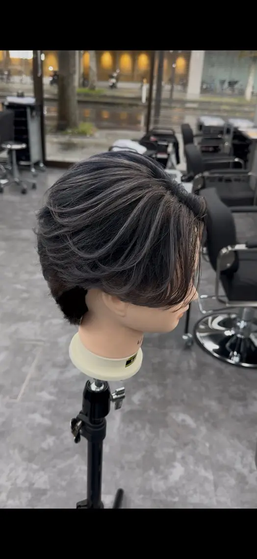 カラー 佐々木 凌代のヘアスタイル