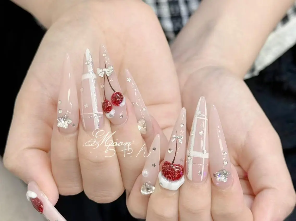ネイル 長さ出し キラキラネイル 韓国ネイル ロングネイル マグネットネイル ハンドネイル ハンドケア Akira✨ nailのネイルデザイン