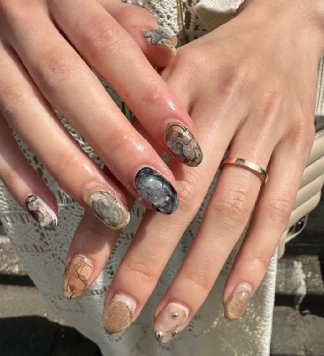 ネイル アートネイル べっ甲ネイル ジェルネイル グリーン キラキラネイル nailstudio eviz新宿店のネイルデザイン