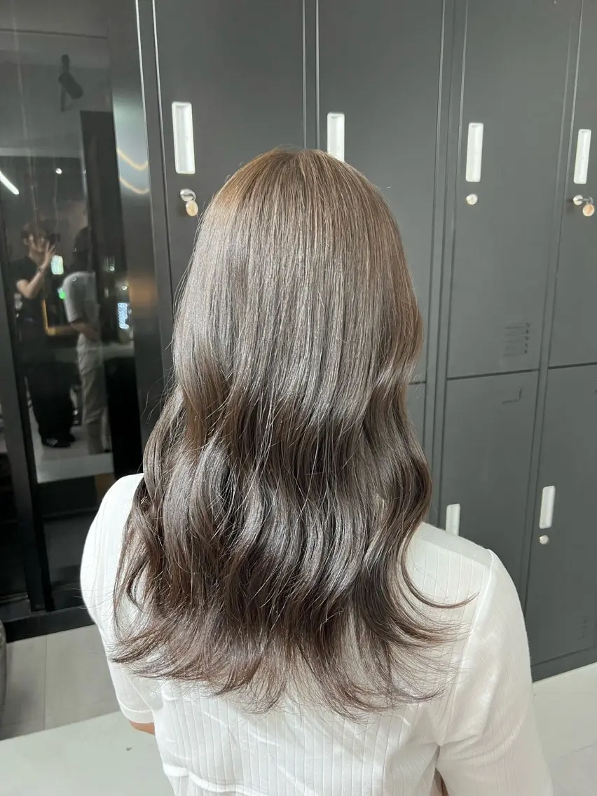 ロング カラー 透明感カラー グレージュ 小森聖奈 韓国風レイヤーカットのヘアスタイル