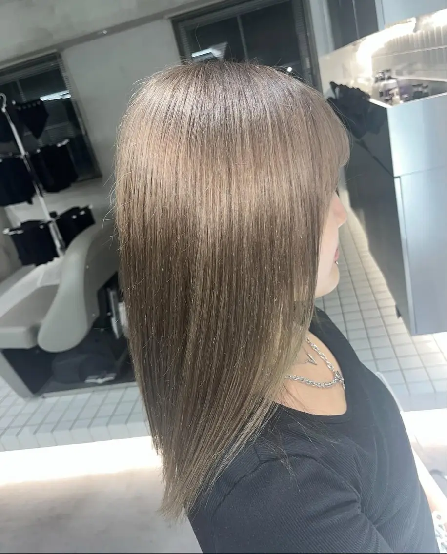 セミロング カラー ベージュカラー ミルクティーベージュ 小泉 ゆあのヘアスタイル