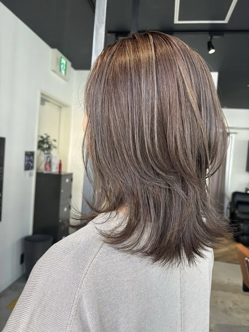 ミディアム ボブ 顔周りカット 髪質改善 レイヤーカット 小顔カット カット ヘアカラー RISE SWELL 江坂momoneのヘアスタイル