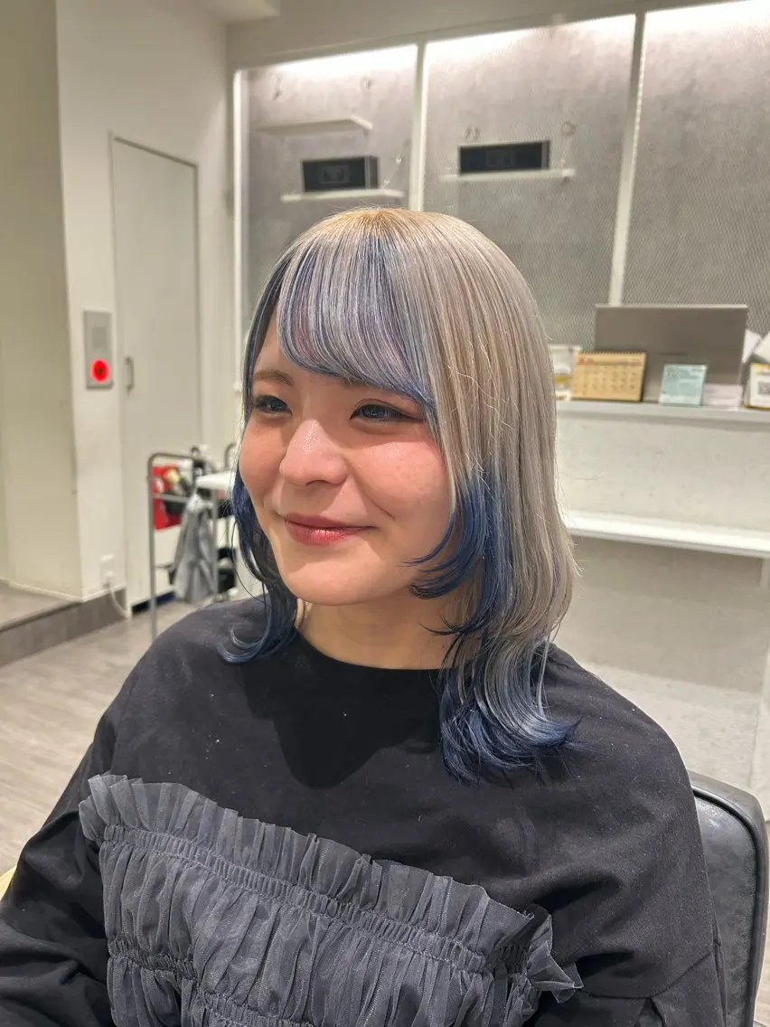 ミディアム カラー ヘアアレンジ ブルーカラー デザインカラー グラデーションカラー ハイトーンカラー ネイビーカラー cocotte 💟草間紫音💟のヘアスタイル