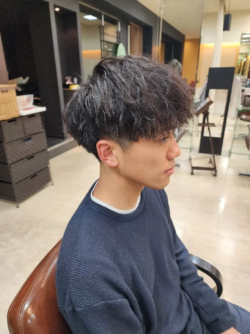 ショート パーマ メンズ センターパート フェザーパーマ メンズパーマ メンズツイストパーマ 刈り上げ カット パーマ トリートメント 木村 直哉のヘアスタイル