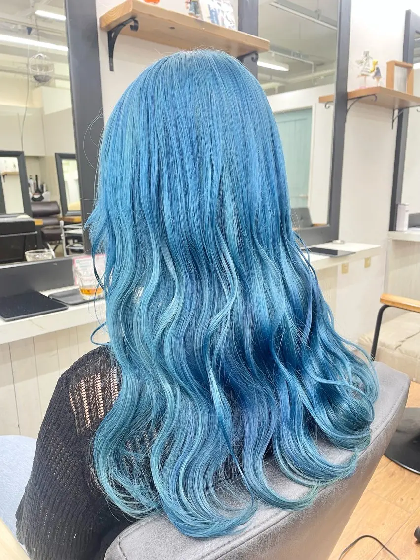 ロング カラー ブリーチ ブルーカラー 青木 優歩のヘアスタイル