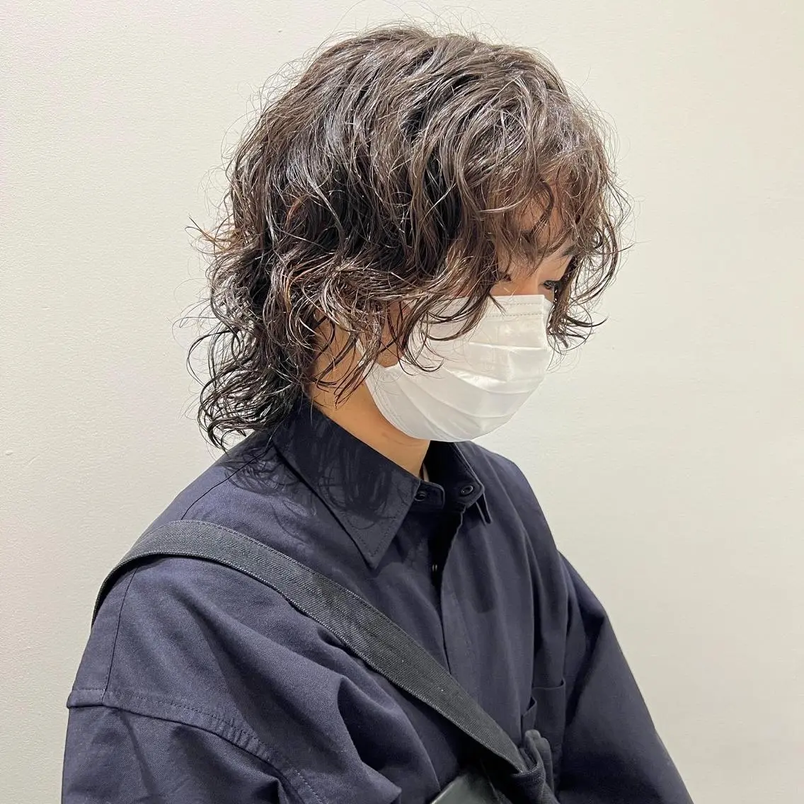 ミディアム パーマ メンズ ミディアムレイヤー ミディアムパーマ メンズパーマ レイヤーカット スパイラルパーマ 村山 豪歩のヘアスタイル
