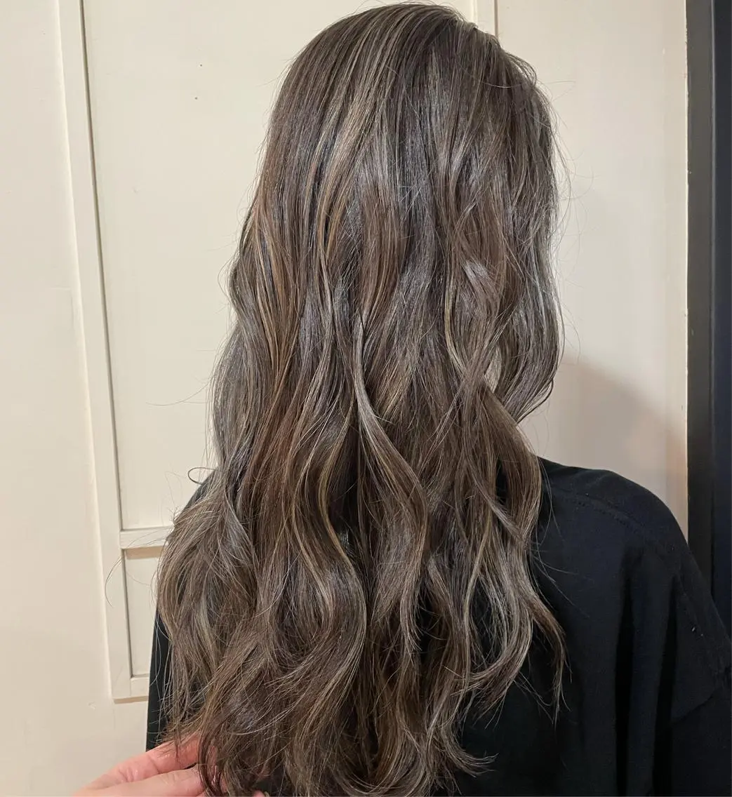 ロング カラー ヘアアレンジ ベージュカラー グレージュ ハイライトカラー 顔まわりレイヤー ハイライト ARISA 学芸大学/海外ヘアのヘアスタイル