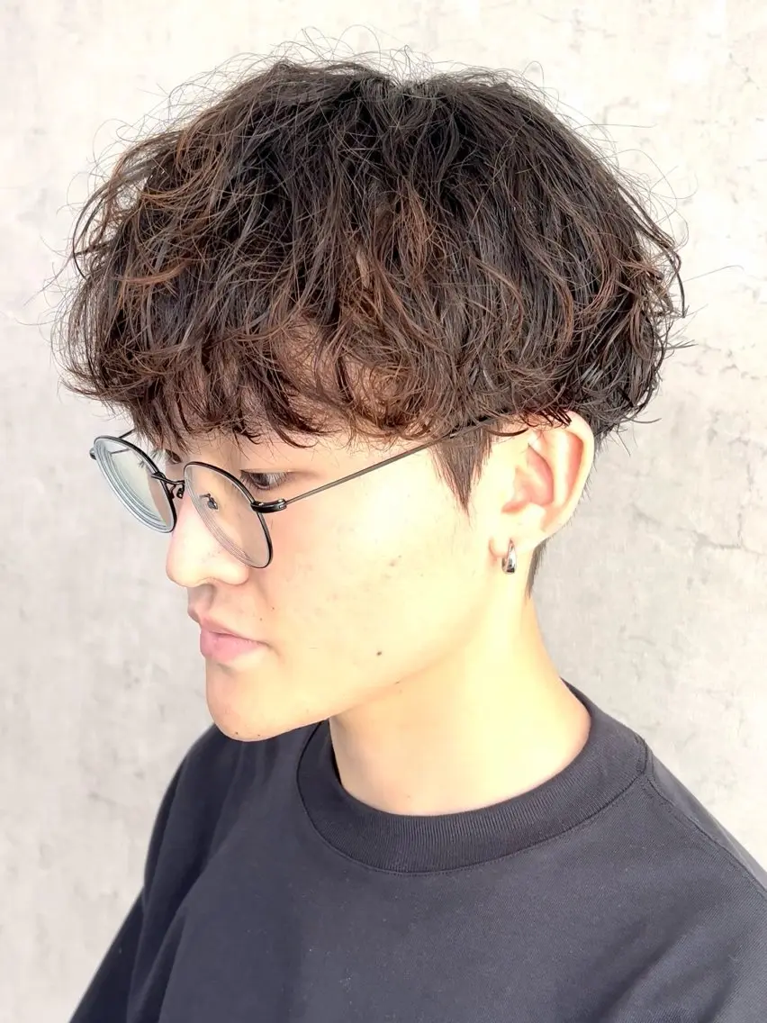 ショート カラー パーマ メンズ メンズバレイヤージュ メンズブリーチ メンズハイライト メンズハイトーン メンズインナーカラー カット パーマ トリートメント メンズヘアのカリスマ 北地 空のヘアスタイル