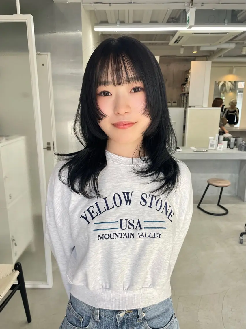 セミロング カラー 黒髪 ブルーカラー ブルーブラック くせ毛 姫カット 錦 茉李 @lm.mari03のヘアスタイル
