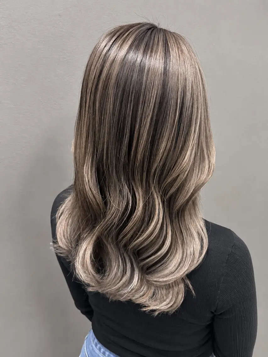 ロング レイヤーカット 🤍HIKARI🤍 ハイライトのヘアスタイル