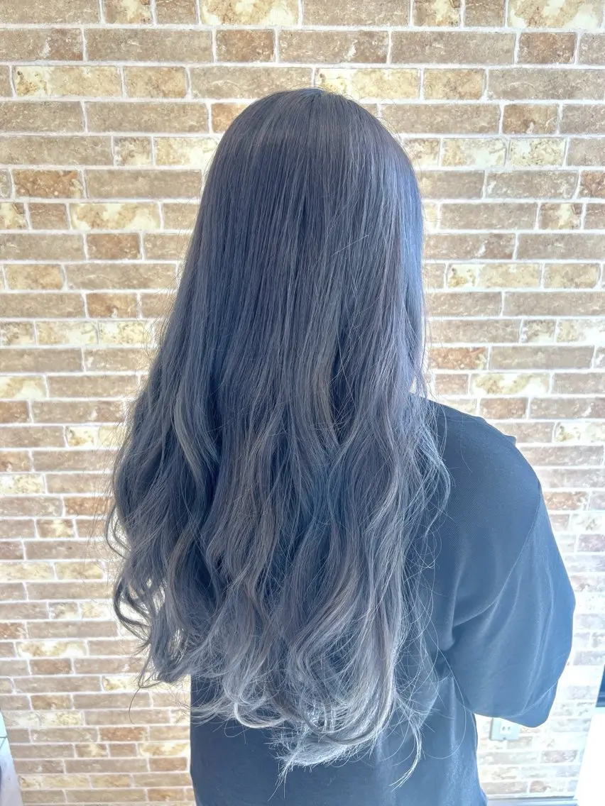 カラー シルバー ヘアカラー 有村 実佑のヘアスタイル