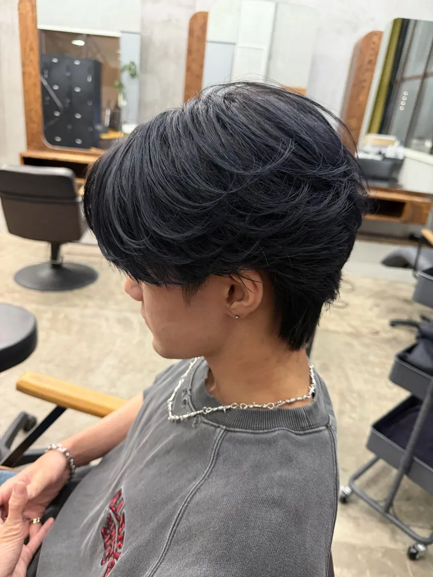 ショート カラー パーマ 黒髪 ブルーカラー ブルーブラック 大井 瞬太のヘアスタイル