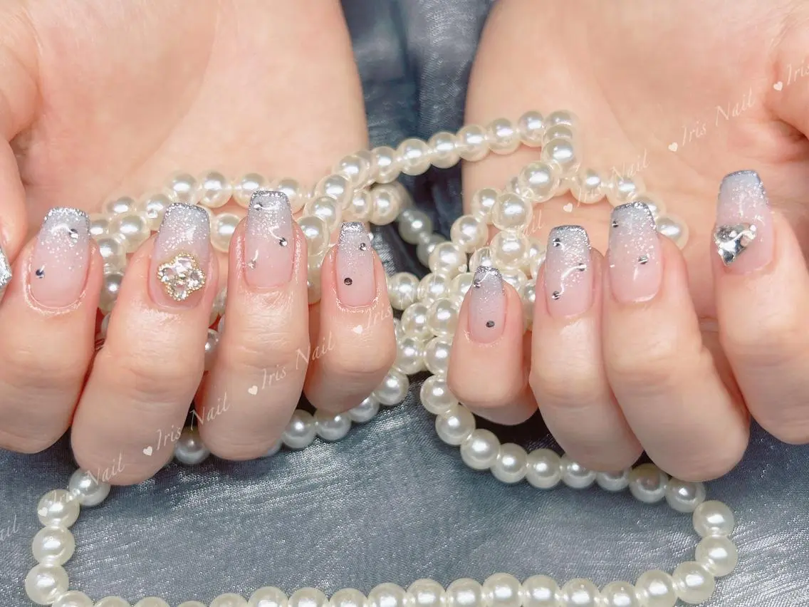 ネイル フレンチネイル グラデーション キラキラネイル 💕藤江 月🌸🍒のネイルデザイン