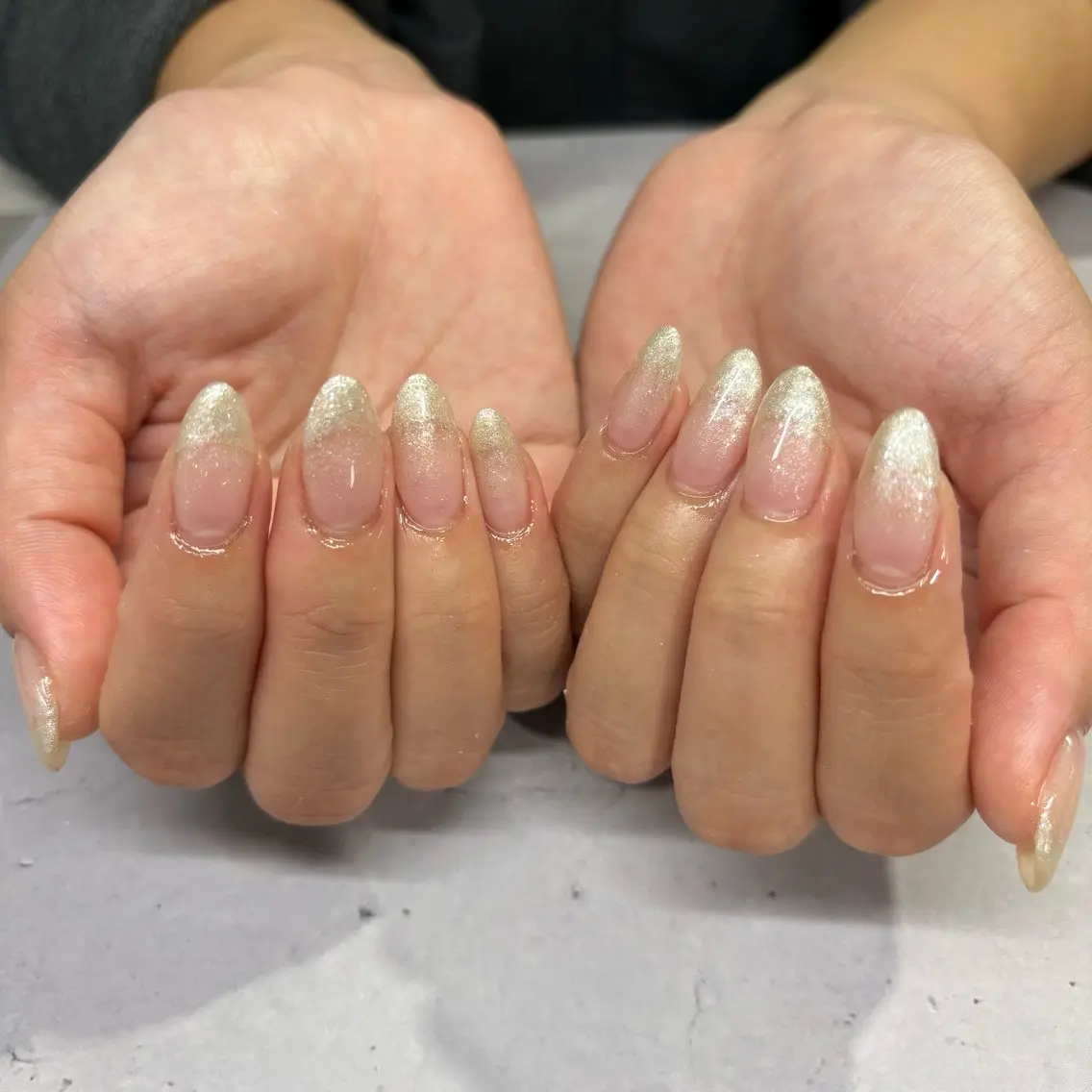 ネイル ラメ(グリッター) ラメグラデーション ホワイト ハンドネイル 荒巻 めいのネイルデザイン
