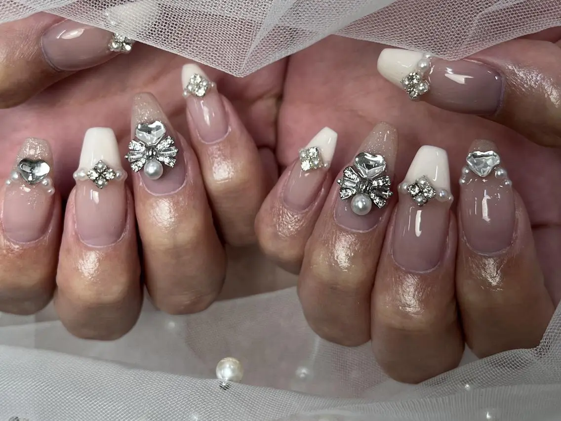 ネイル フレンチネイル ハート リボン ストーンネイル ブライダルネイル ハンドネイル ToliyDeliy Nail Salonのネイルデザイン