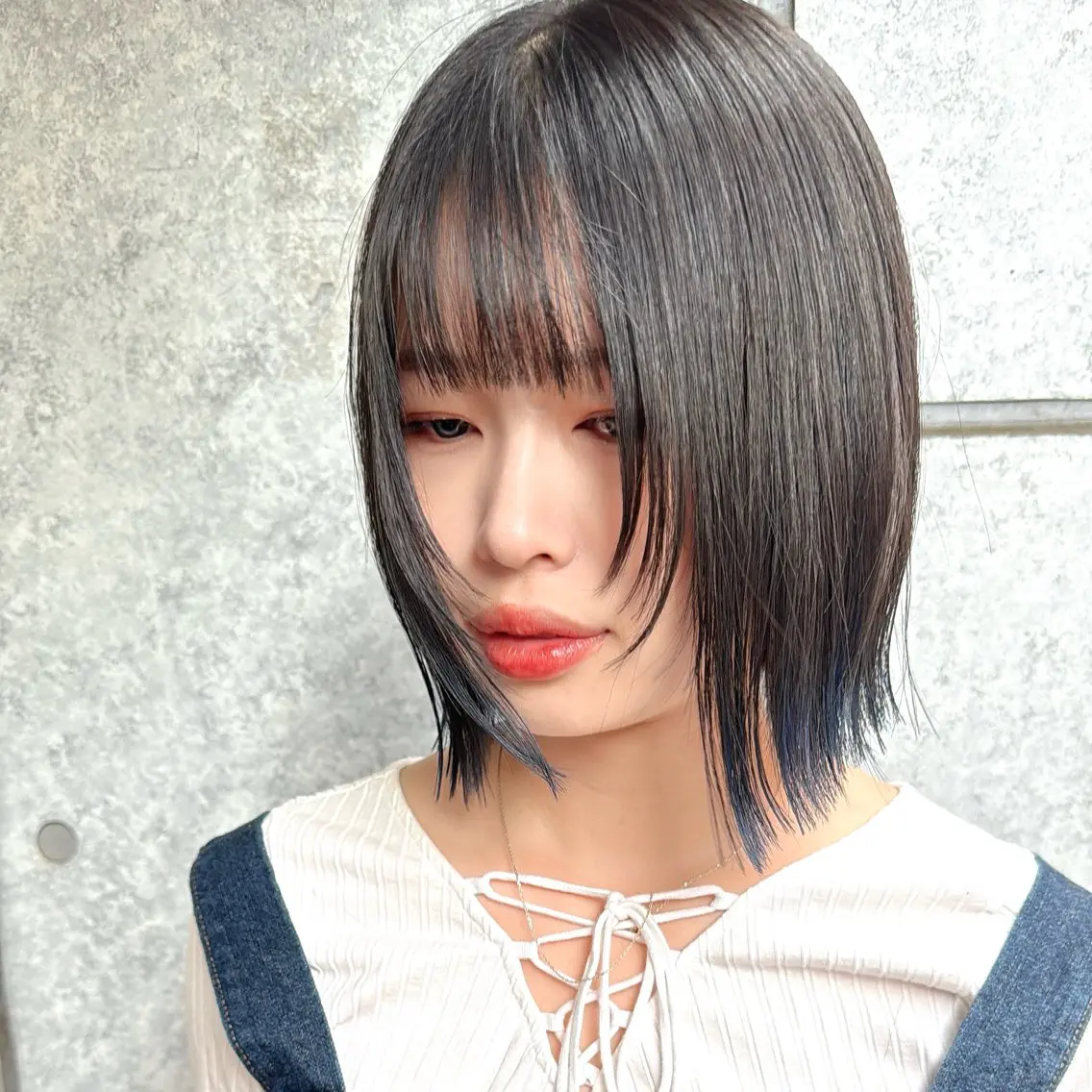 ショート カラー ブリーチ ブルーカラー グレージュ 癖毛救済✂️ボブ /髪質改善ストレートのヘアスタイル