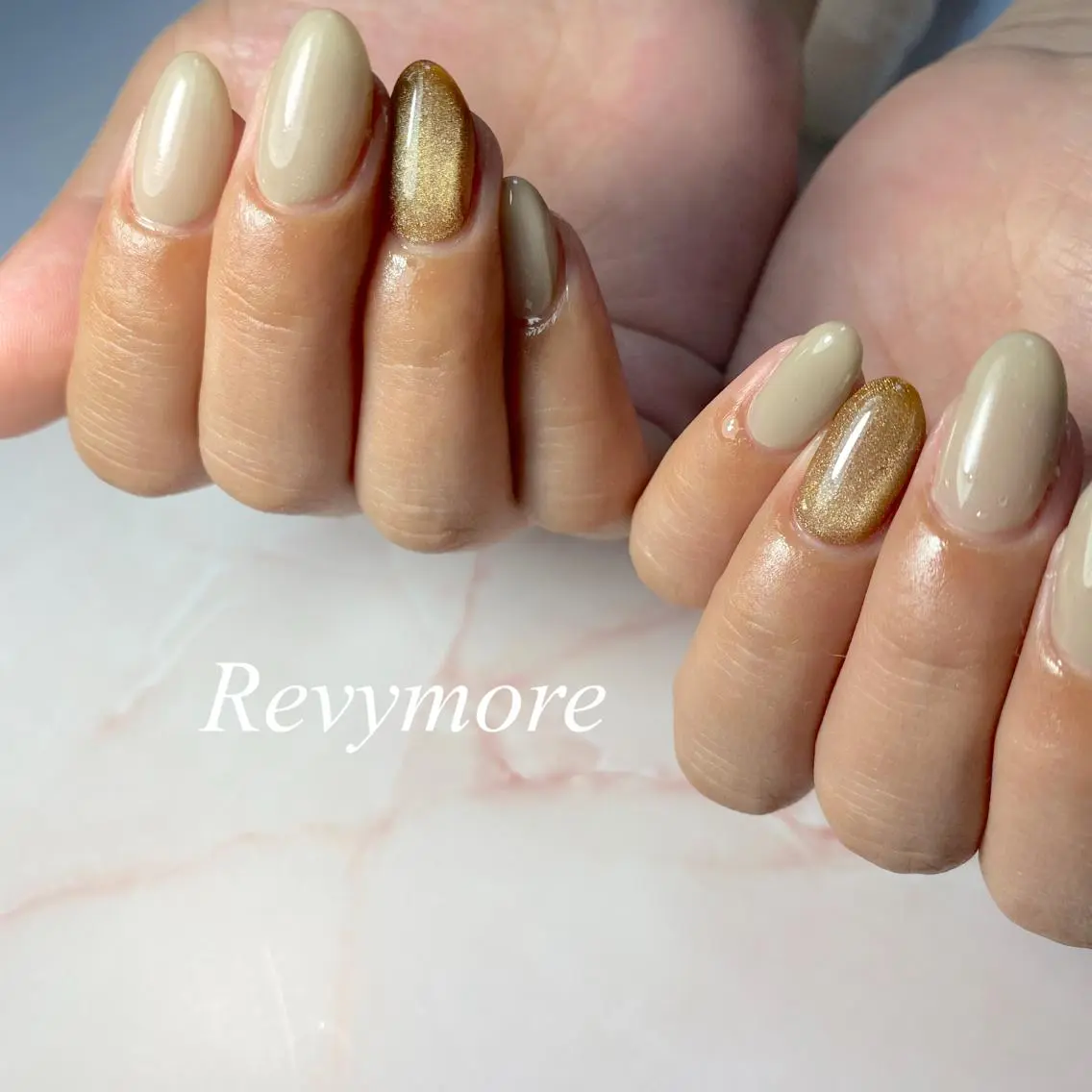 ミディアム ネイル ブラウン ジェルネイル マグネットネイル ワンカラーネイル シンプルネイル nail salon Revymoreのネイルデザイン