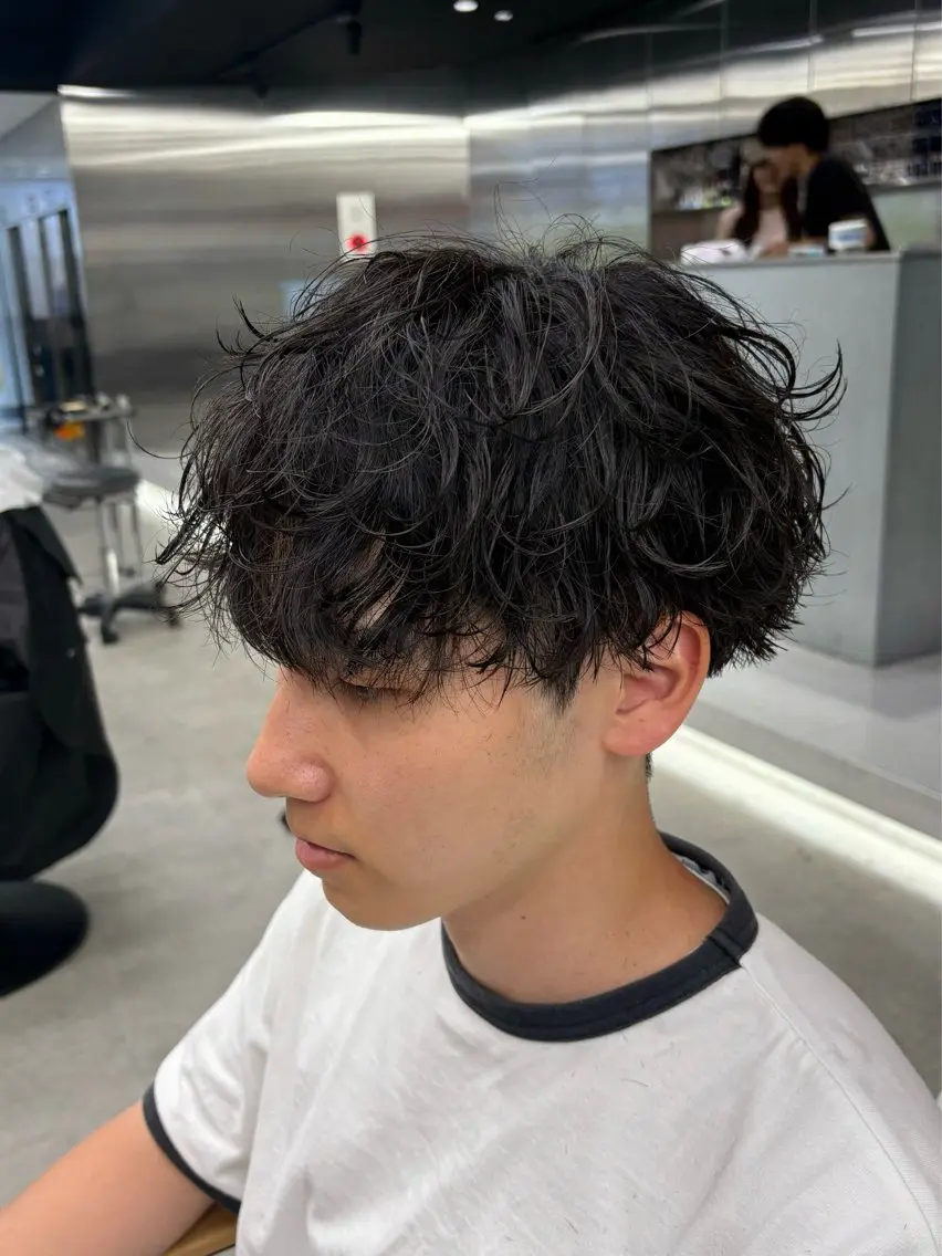 ショート パーマ メンズ メンズパーマ プードルパーマ 学生(メンズ向け) スパイキーショート 波巻きパーマ カット パーマ シャドウパーマ/ ルーズパーマ/メンズのヘアスタイル