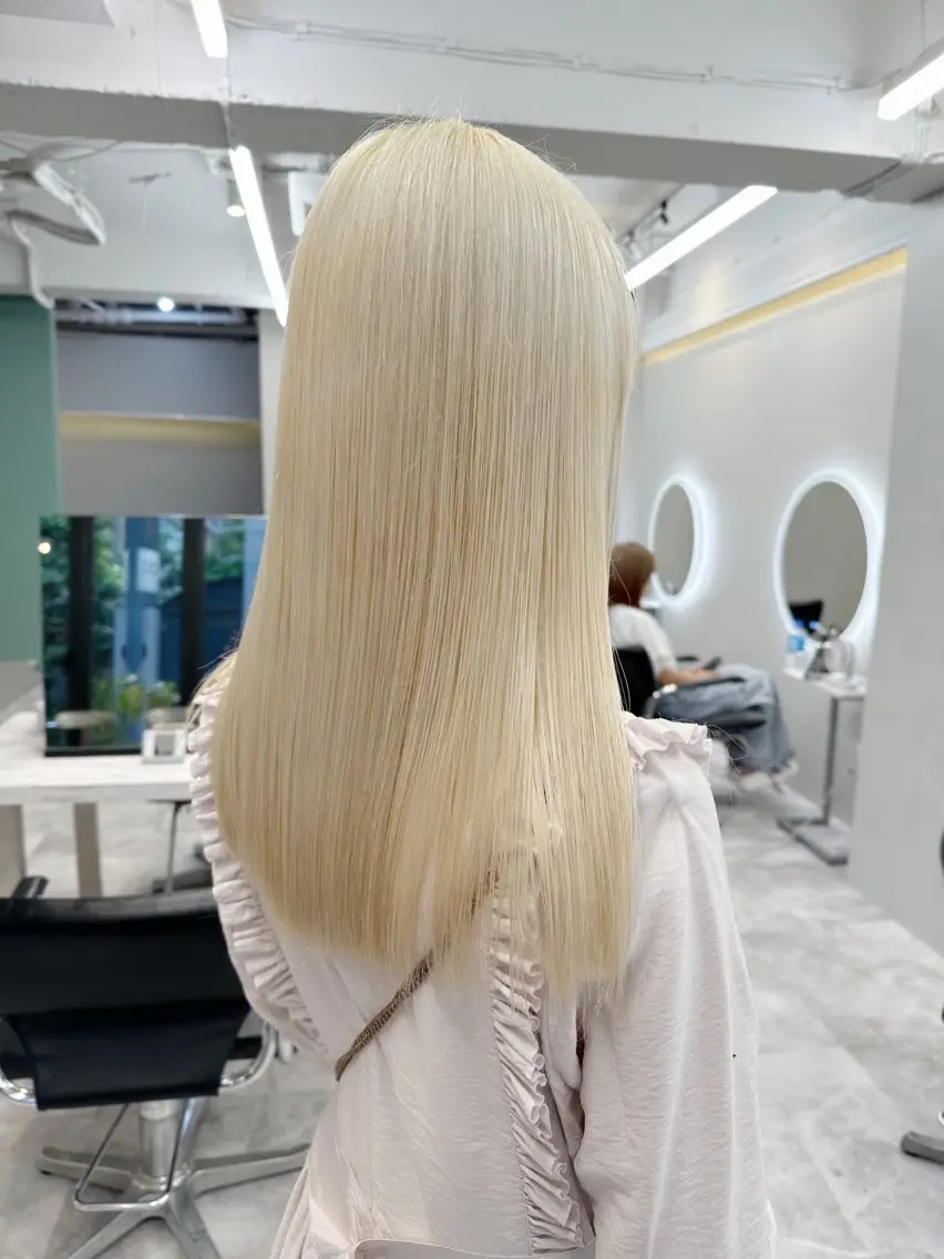 セミロング カラー ヘアアレンジ ブリーチ 抜きっぱなしブロンド ブロンド ヘアカラー トリートメント Flamme Annaのヘアスタイル