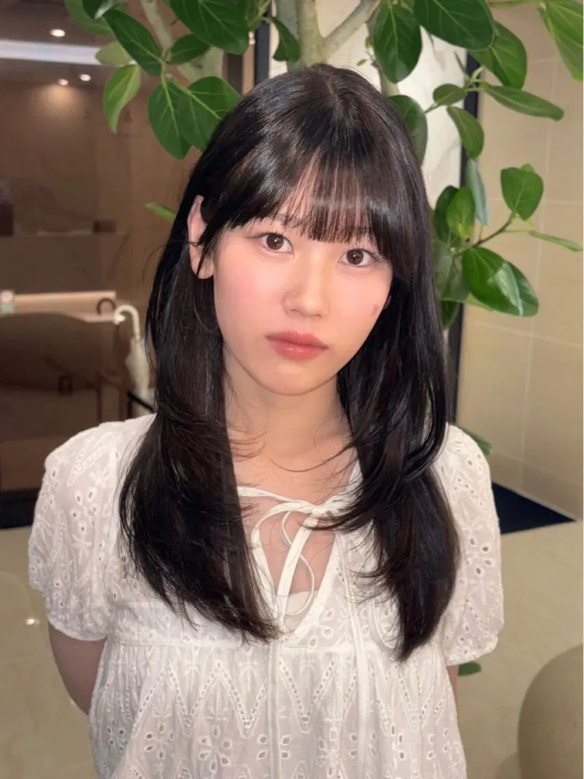 ミディアム ミディアムレイヤー レイヤーカット 村岡 咲菜のヘアスタイル