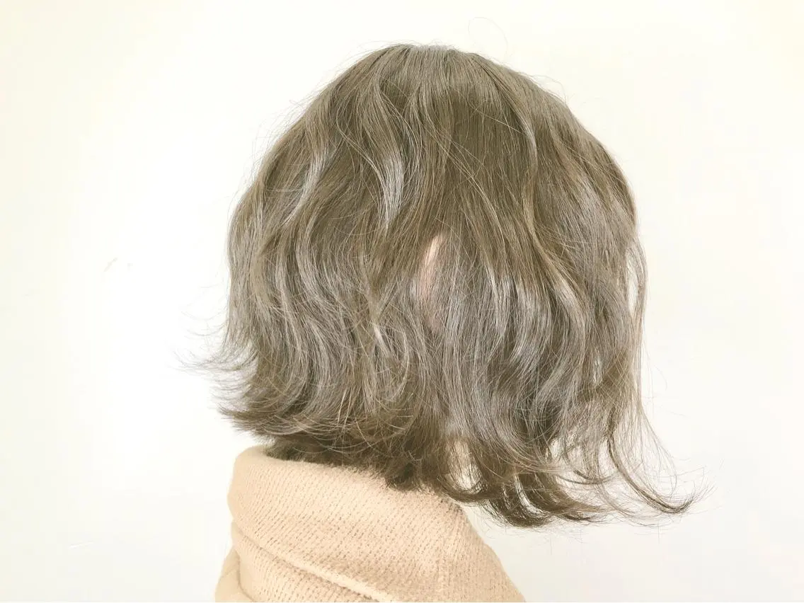 ミディアム カラー グレージュ ミルクティーグレージュ メンズ レイヤー ウルフ 弓木啓輔のヘアスタイル
