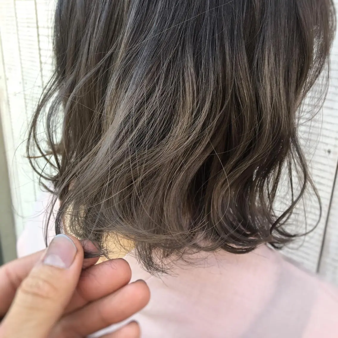 ミディアム カラー グレージュ シルバー シルバーグレージュ ケアブリーチ 坪井佑樹のヘアスタイル