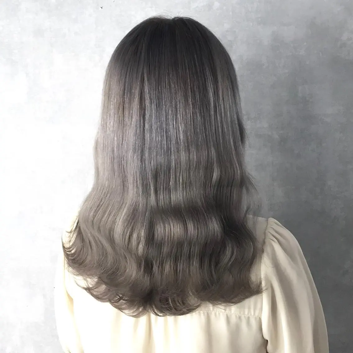 セミロング カラー アッシュ アッシュグレー アッシュグレージュ ブリーチ グレージュ K-POP好き美容師 🇰🇷Kai.Yのヘアスタイル