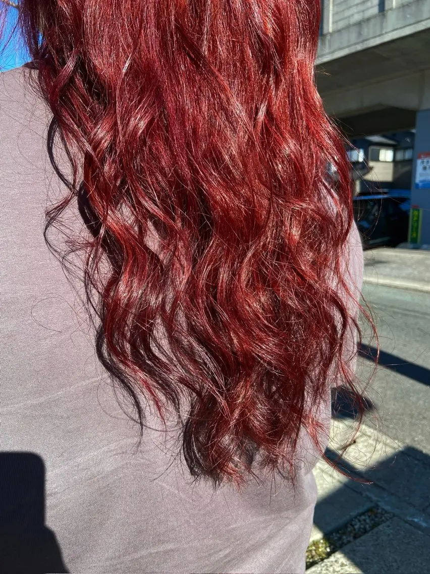 ロング カラー レッドカラー 千上 結希奈のヘアスタイル
