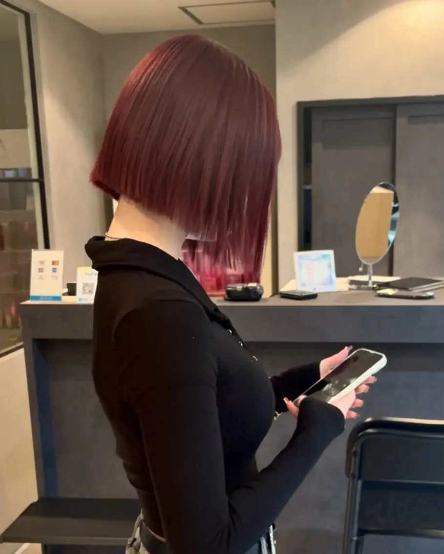 ショート カラー ブリーチ レッドカラー 藤井 心音のヘアスタイル