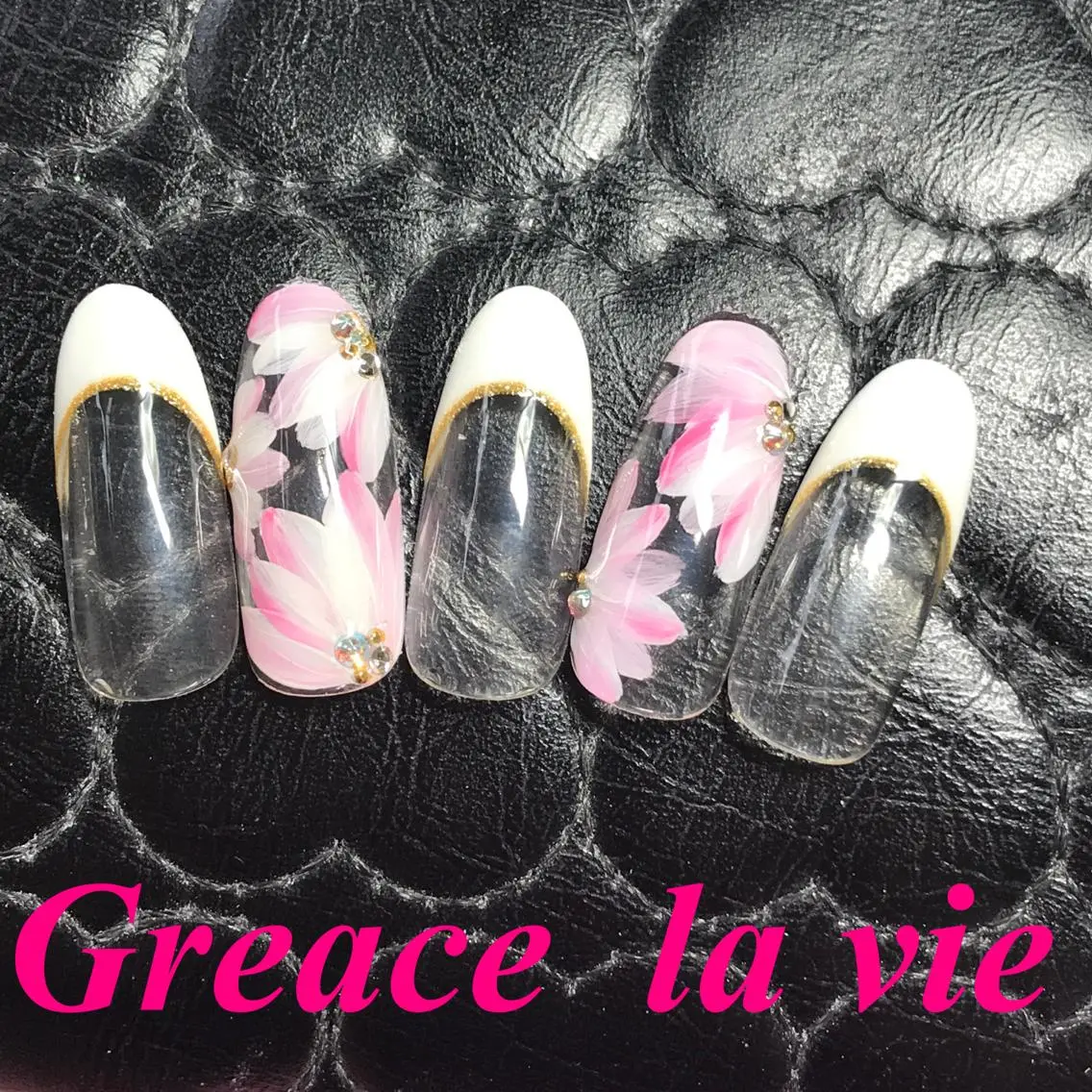 ロング カラー パーマ ヘアアレンジ キッズ ネイル マツエク・マツパ フラワーネイル ニュアンスネイル ニュアンスパーマ Greace  la vieのネイルデザイン