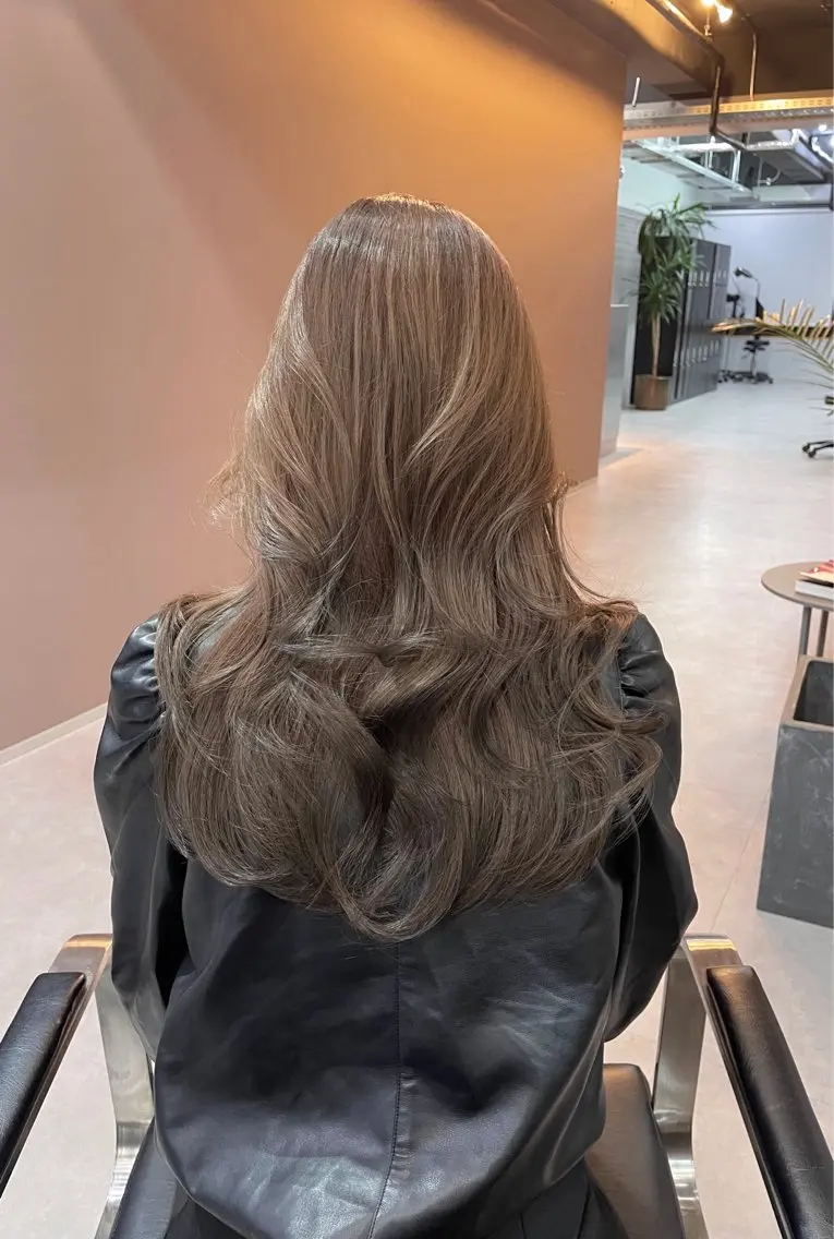 ミディアム カラー カット ヘアカラー トリートメント レイヤーカット 西村あきやのヘアスタイル
