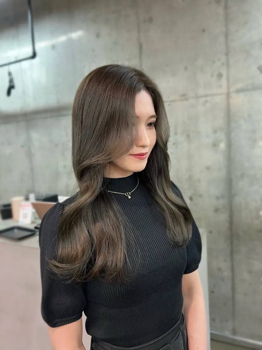 ロング カラー ブリーチ 透明感カラー ダブルカラー ブリーチなしカラー オリーブグレー カット ヘアカラー トリートメント 透明感カラー ✨ 韓国艶髪💗菅原のヘアスタイル