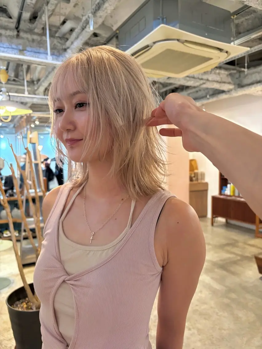 ミディアム カラー ブロンド ホワイトブロンド レイヤーカット カット ヘアカラー yu maのヘアスタイル