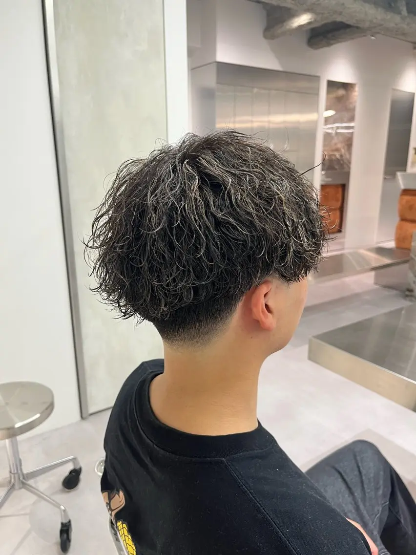 ショート カラー パーマ メンズ ⚡メンズパーマフ ェードカットTomyのヘアスタイル