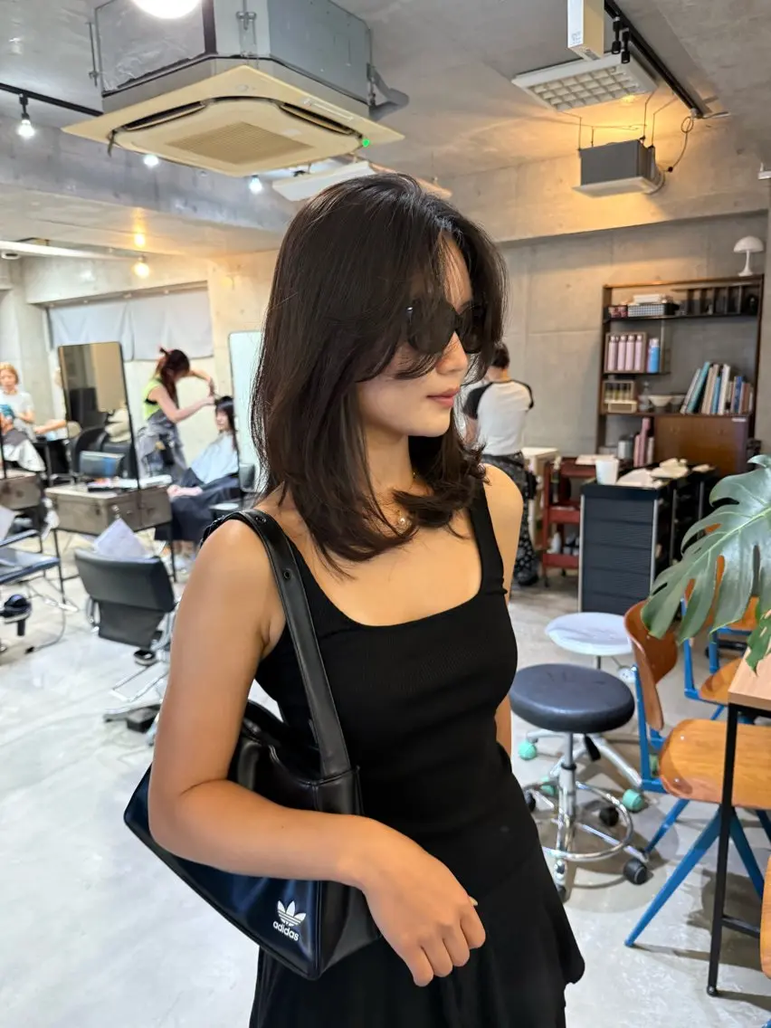 ミディアム 伸ばしかけ かきあげバング レイヤーカット カット ヘアカラー レイヤーカット\ウル フ　chinatsuのヘアスタイル
