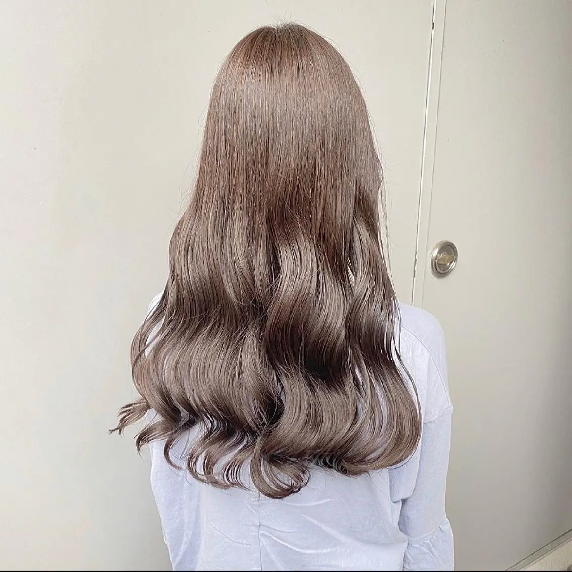 ミディアム カラー ブリーチ縮毛矯正加藤 赤み無し透明感ヘアのヘアスタイル