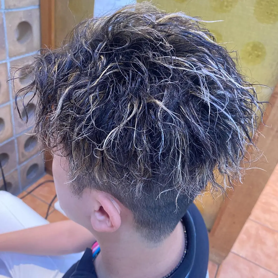 カラー パーマ メンズ メンズハイライト メンズパーマ メンズツイストパーマ ハイライトカラー ツイストパーマ カット ヘアカラー メンズ/韓国レイヤー /透明感カラー那須野のヘアスタイル