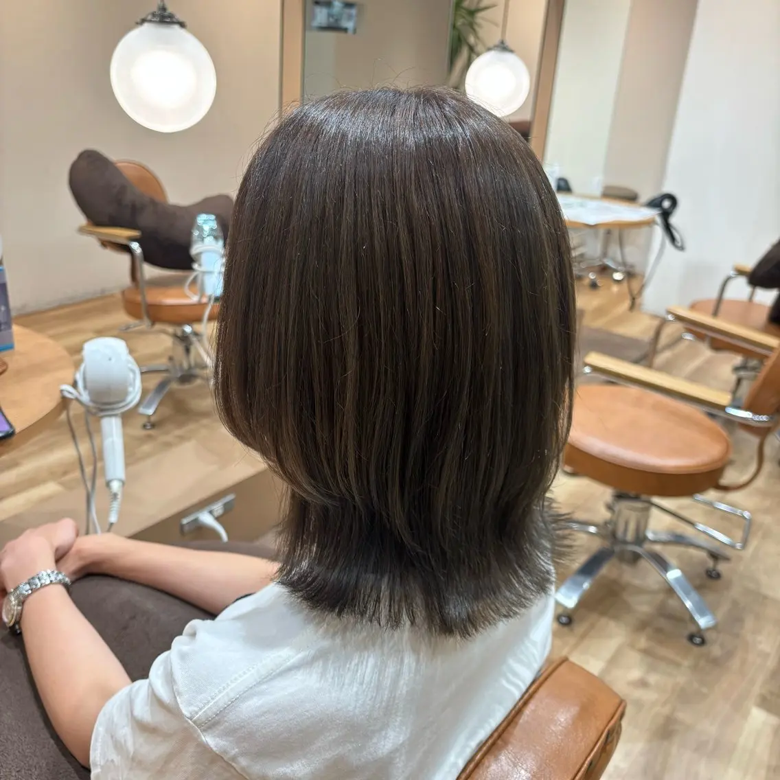 ミディアム アッシュ くびれヘア くびれレイヤー レイヤーカット 小西 七菜子のヘアスタイル