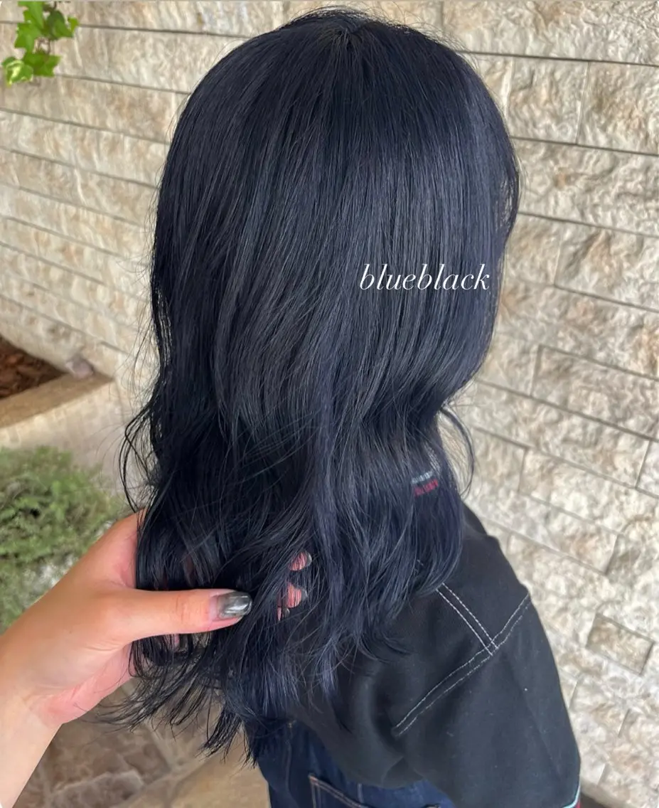 ミディアム カラー 黒髪 ブルーカラー ブルーブラック ヘアカラー 透明感カラー／ 艶感カラー／RAMUのヘアスタイル