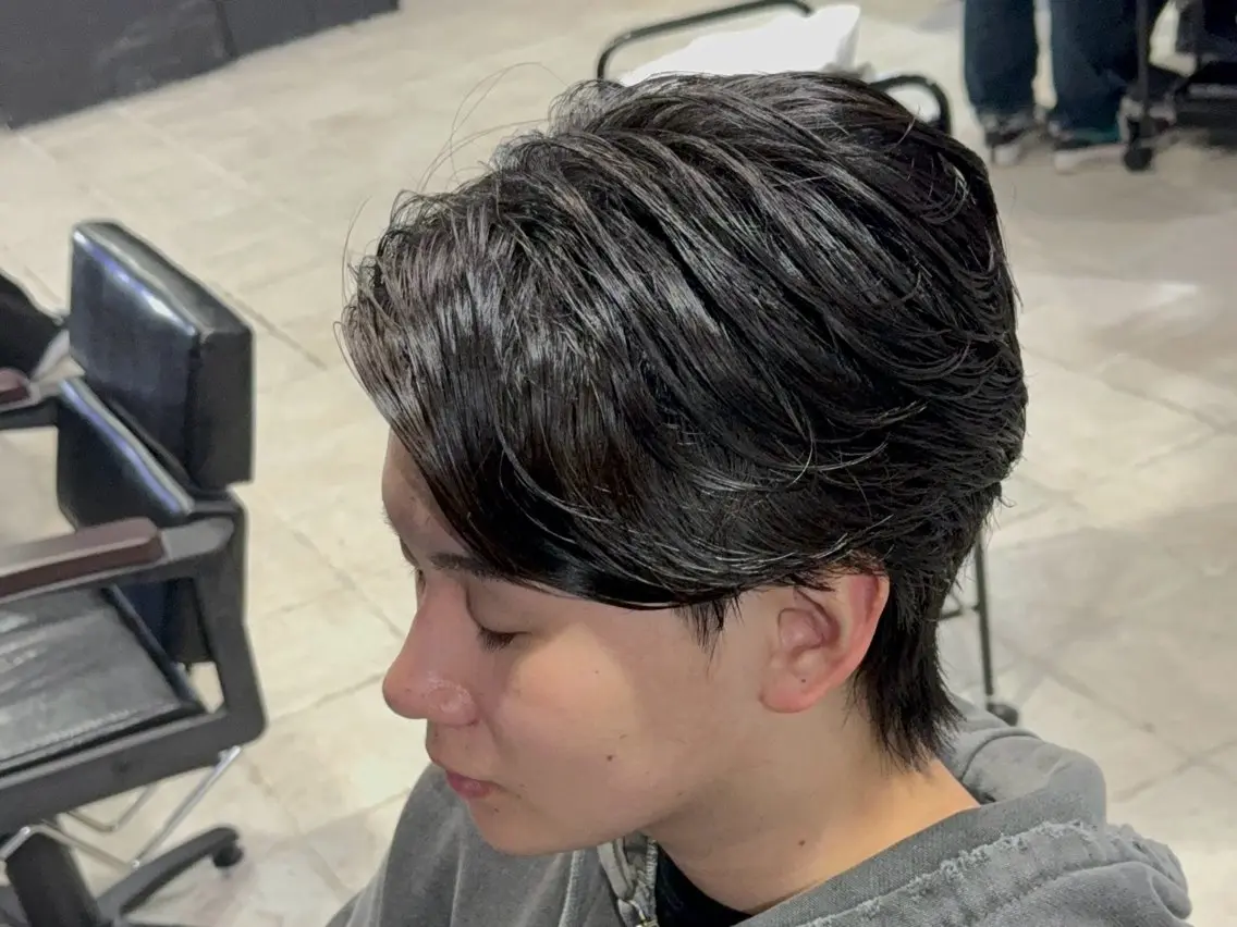 ショート パーマ メンズ センターパート フェザーパーマ メンズパーマ メンズウルフカット ウルフカット カット パーマ 【フェザーパーマ】 【縮毛矯正】鶴田文のヘアスタイル