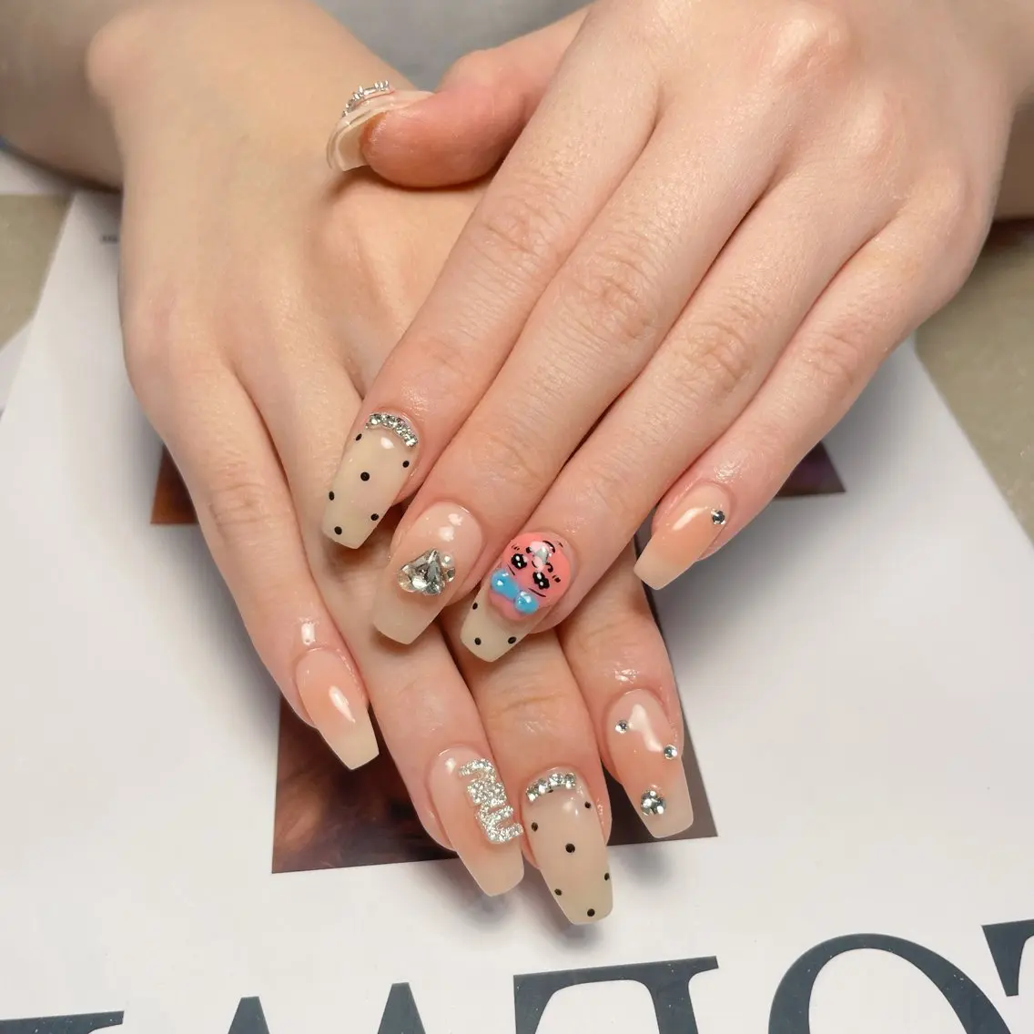 ネイル チークネイル ドット D.d Nail Moeのネイルデザイン