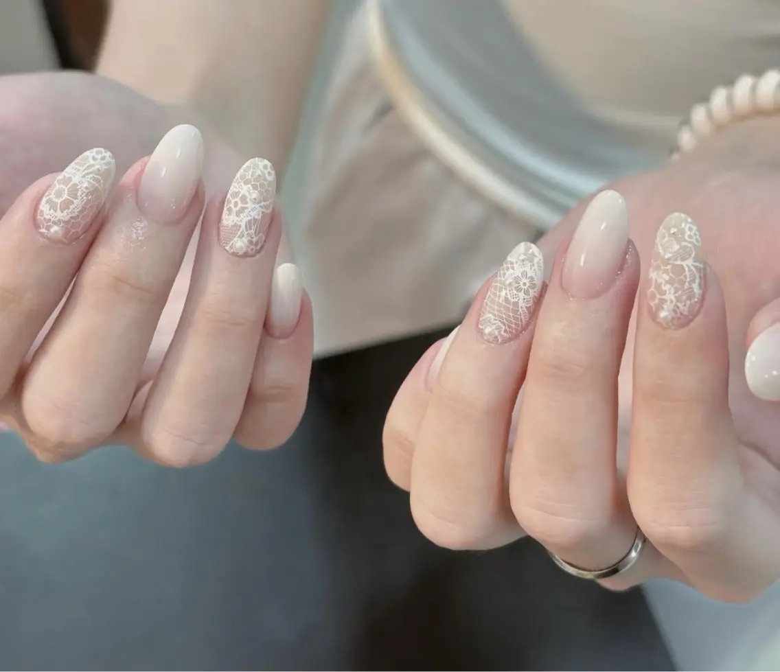 【自爪】オフ込み×フォルム形成×ミルキーホワイトグラデーション×レースアート4本×しっかり甘皮ケアの写真