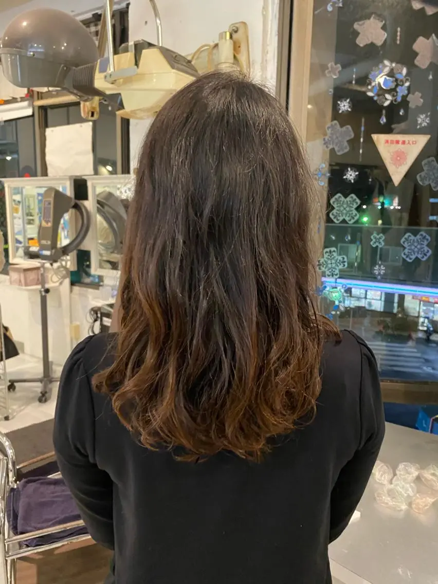 デザインカット+似合せパーマ トリートメント剤を混ぜた薬剤でダメージ軽減🥰‼️の写真