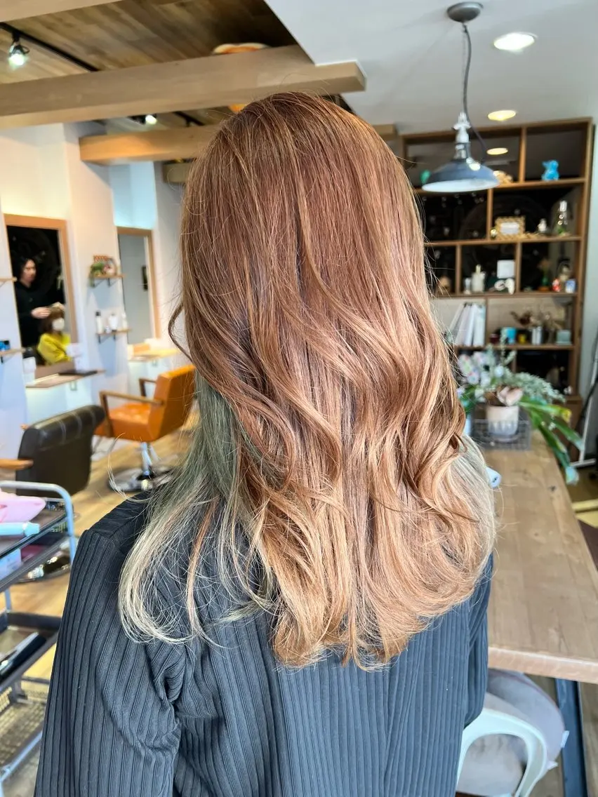 ロング カラー ベージュカラー ヘアカラー ツキダテ ユイのヘアスタイル