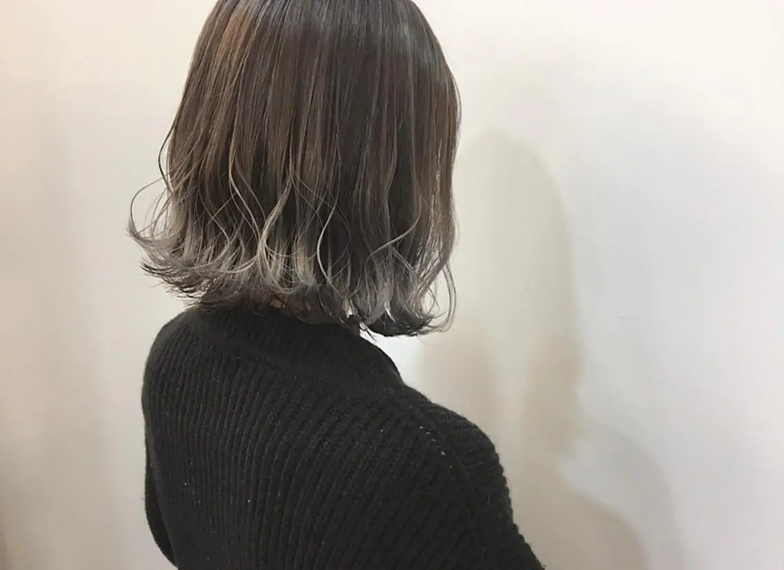 ショート カラー 切りっぱなしボブ アッシュ ブリーチ 透明感カラー グラデーションカラー カット ヘアカラー トリートメント 鈴木 翔梧のヘアスタイル